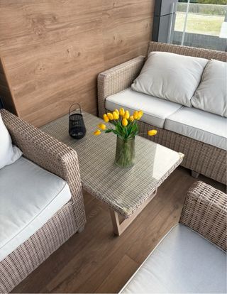 Conjunto jardín mimbre beige.