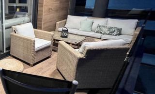 Conjunto jardín mimbre beige.