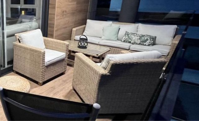 Conjunto jardín mimbre beige.