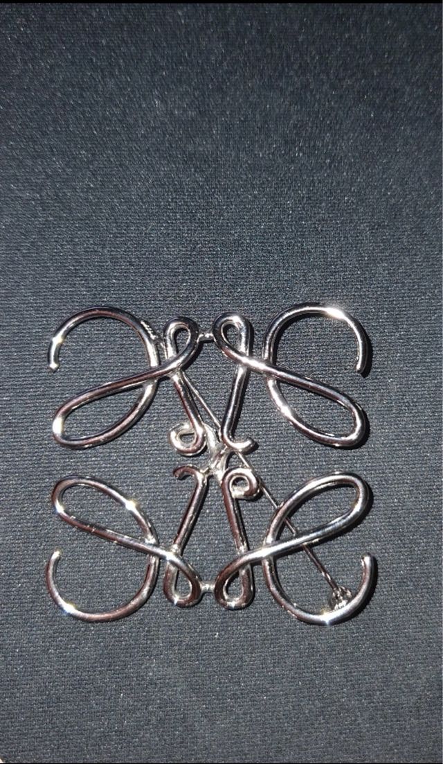 Broche Loewe plata