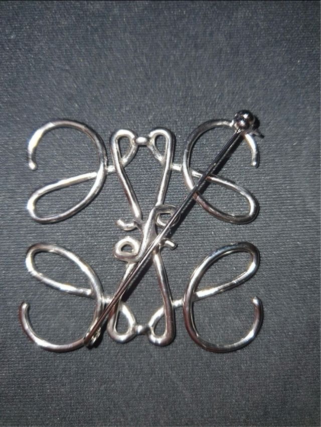 Broche Loewe plata