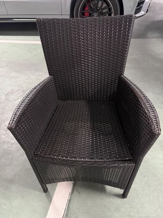 Silla ratán marrón y cosas pisos