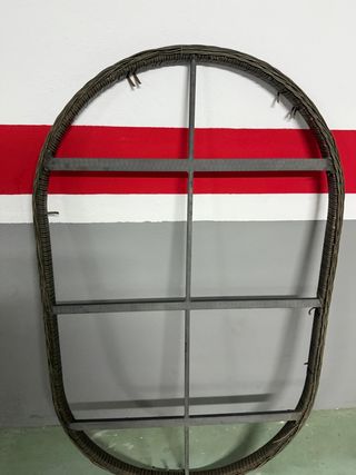 Silla ratán marrón y cosas pisos