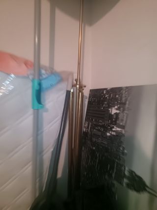 Silla ratán marrón y cosas pisos