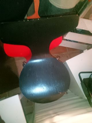 Silla ratán marrón y cosas pisos