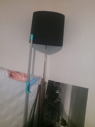 Silla ratán marrón y cosas pisos