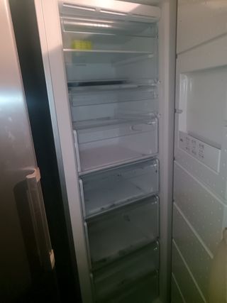 Silla ratán marrón y cosas pisos