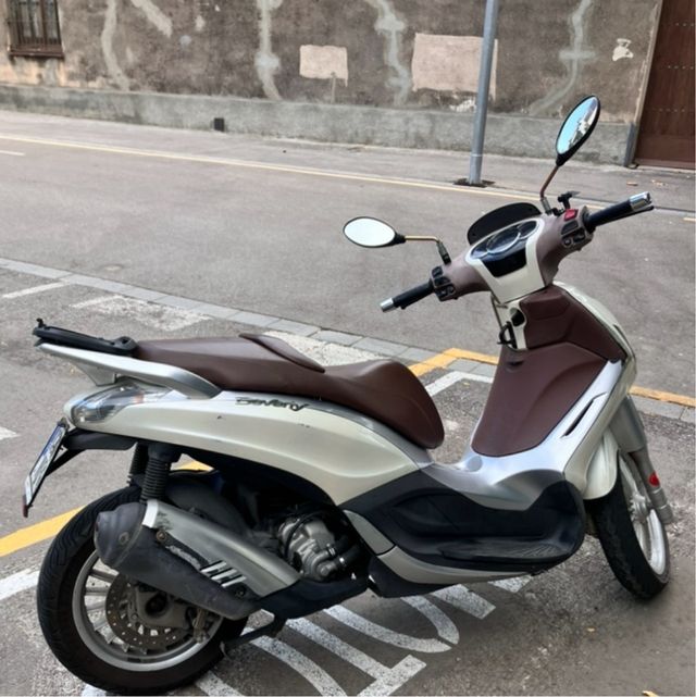 Piaggio Beverly 300 - Scooter