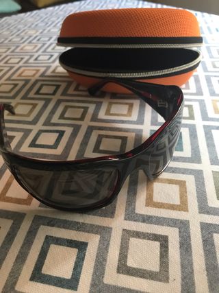 Gafas sol deportivas - rojas y negras.