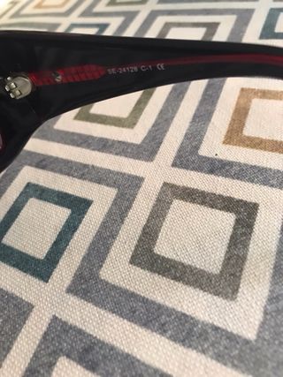 Gafas sol deportivas - rojas y negras.