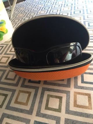 Gafas sol deportivas - rojas y negras.
