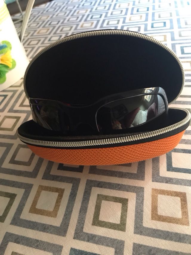 Gafas sol deportivas - rojas y negras.