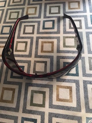Gafas sol deportivas - rojas y negras.