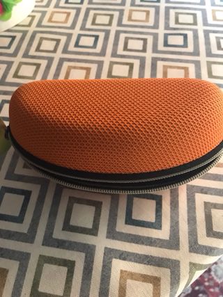 Gafas sol deportivas - rojas y negras.