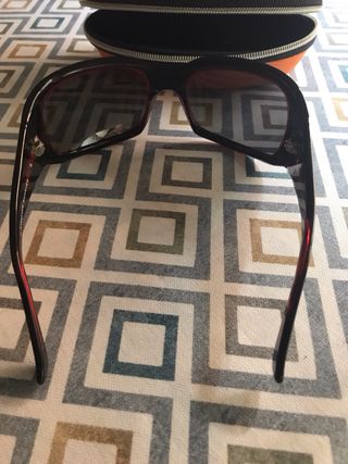 Gafas sol deportivas - rojas y negras.