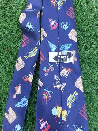 Corbata azul con dibujos
