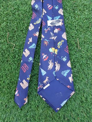 Corbata azul con dibujos
