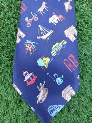Corbata azul con dibujos