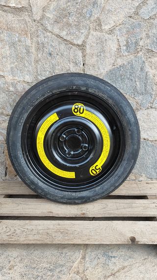 Rueda de repuesto marca Michelin.