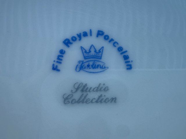 Sopera Royal Porcelain modelo Jarolina