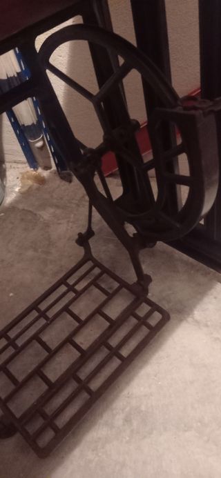 Mueble 
Máquina coser Alfa antigua