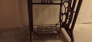 Mueble 
Máquina coser Alfa antigua