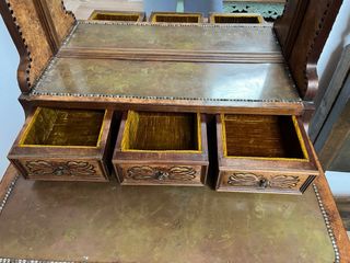 Tocador antiguo de madera y cuero