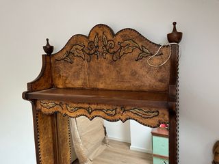 Tocador antiguo de madera y cuero