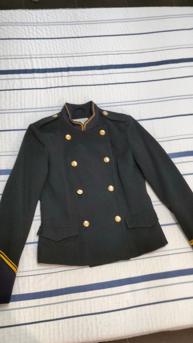 Chaqueta negra estilo militar