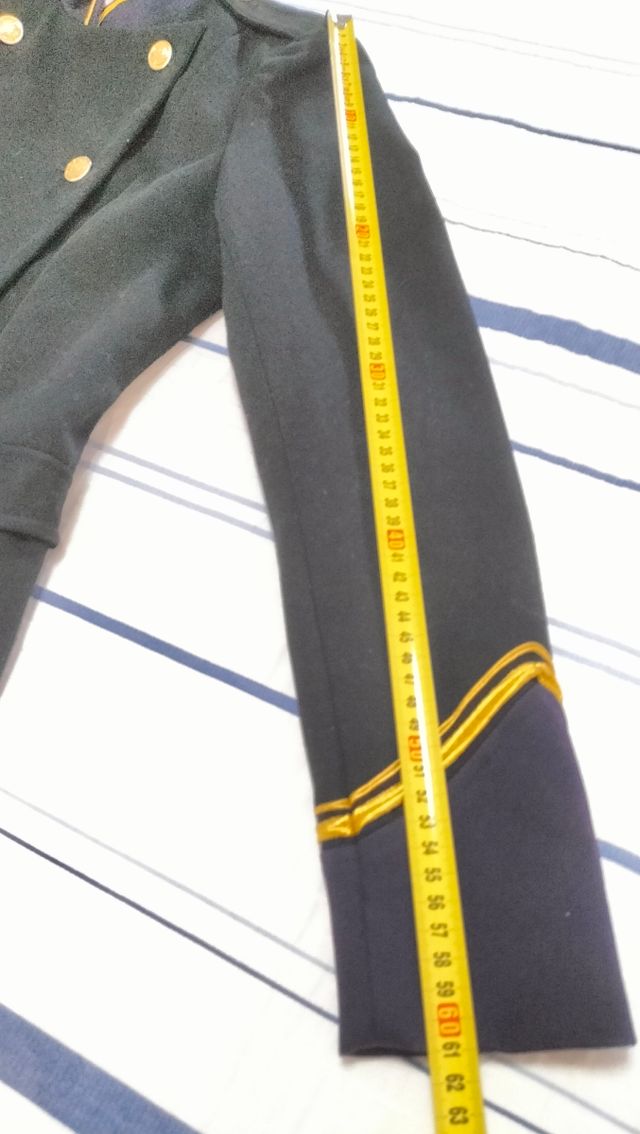 Chaqueta negra estilo militar