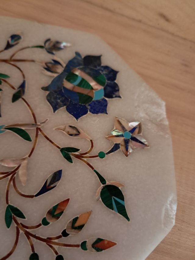 Marmol con incrustaciones 