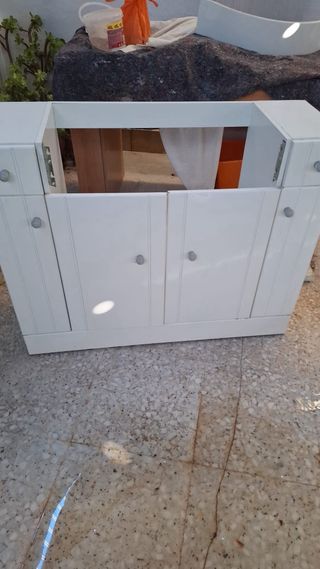 Mueble baño blanco con piedra de marmol y lavabo