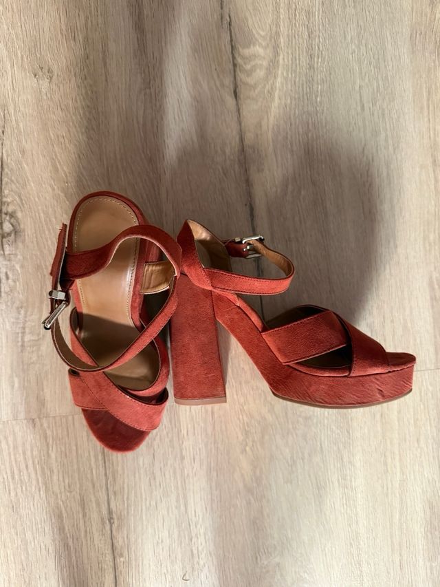 Sandalias tacón rojas|rojizas