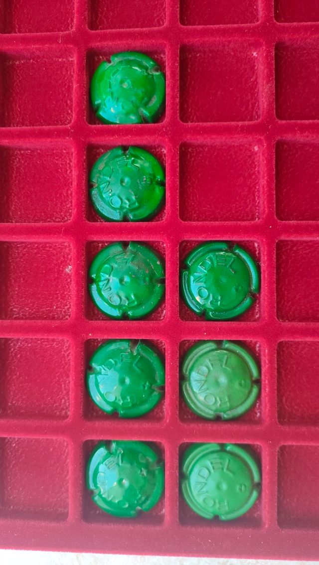 Chapas o placas de Cava entalladas