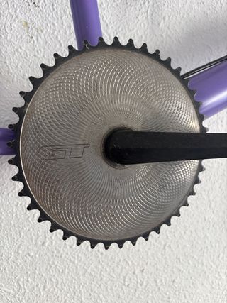 Bicicleta BMX púrpura