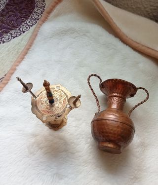 Jarrón y figura decorativa