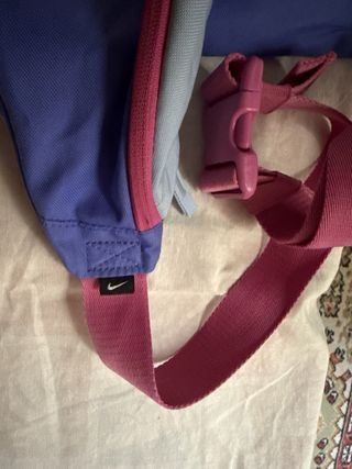 Riñonera Nike morada y rosa