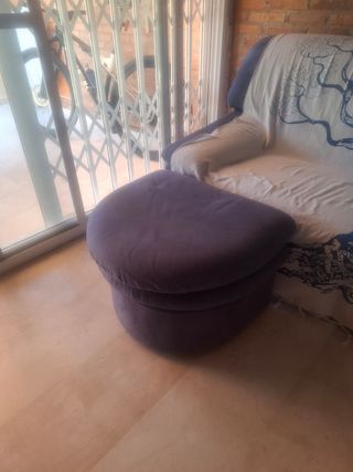 Chaiselongue cama italiano azul y puff .