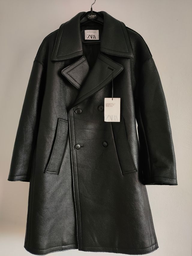 Abrigo engomado Zara Studio Collection negro