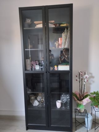 Vitrina Ikea negra - 2 puertas cristal