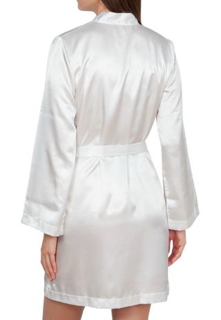 Bata satinada blanca novia