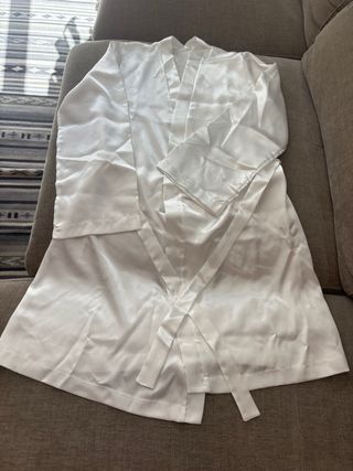 Bata satinada blanca novia