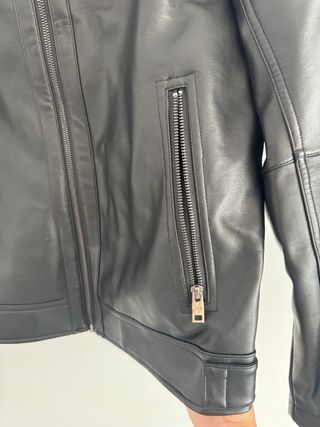 Cazadora cuero negra lv t shirt