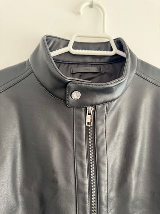 Cazadora cuero negra lv t shirt