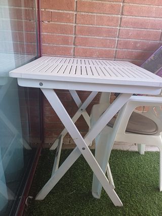 Mesa plegable blanca de jardín + 2 sillas