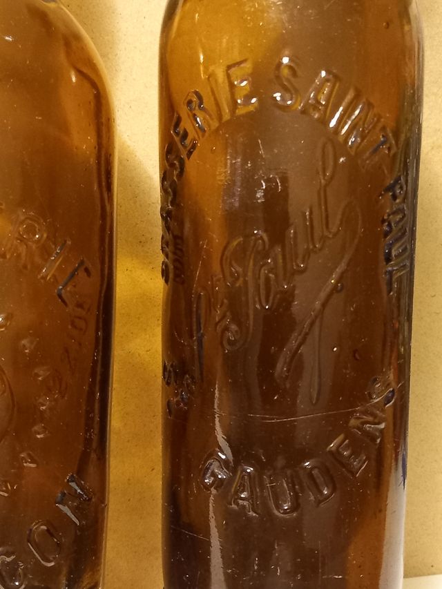 Botellas cerveza antiguas vacías