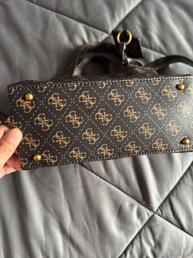 Bolso Guess marrón dorado