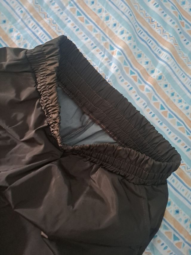 Pantaloni impermeabili da donna verde oliva