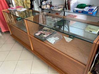 Vitrina mostrador madera-vidrio