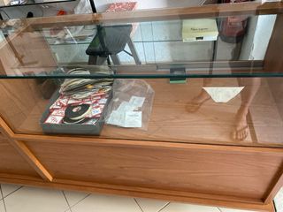 Vitrina mostrador madera-vidrio